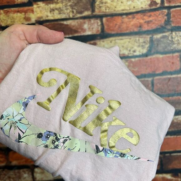 5 for $25🔥Teen XS The Nike Tee Pink Floral Cropped T-Shirt - Picture 2 of 6